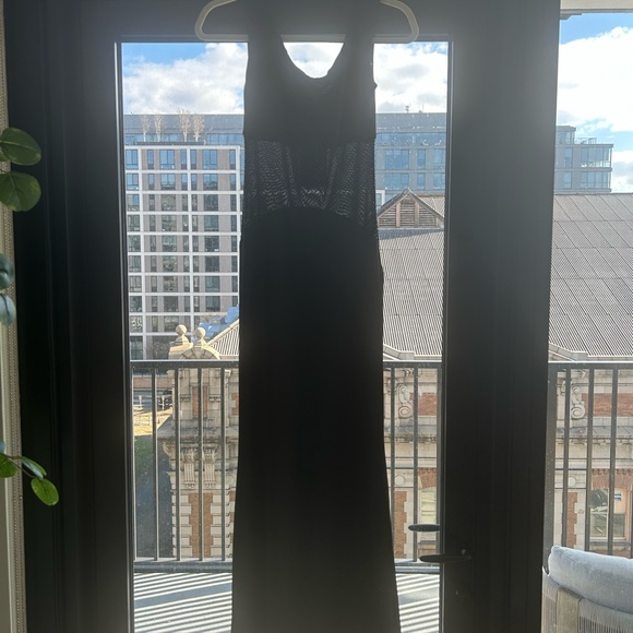 Elegant Black Off-Shoulder Dress - Picture 2 of 4